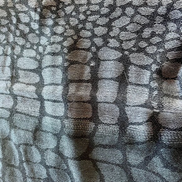 Reversible Animal Print Pashmina Scarf Wrap Shawl – Gray & Black Fringe Edge - Picture 5 of 6